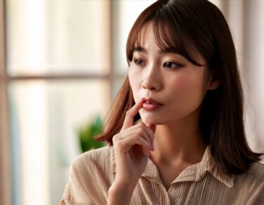 突然、唇が紫色に！？20代・30代の私が知っておくべき原因と解決方法